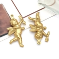 Détails de deux pendentifs ange cupidon dorés avec arc et flèche pour bijoux DIY - Ange Creux / Or