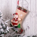 Dettaglio di calza natalizia con pupazzo di neve 3D su sfondo di legno rustico - Pupazzo di Neve / Beige