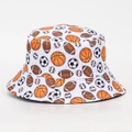 Bob blanc avec motifs de ballons de sport incluant le basket et le football - M (56-58cm) / Motif de Ballons de Sport (#01)