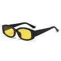 Lunettes de soleil carrées noires avec verres jaunes et branches à motif matelassé chic - Monture Noire Verres Jaunes