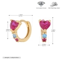 Detalle de pendientes de corazón en plata 925 con circón rojo y detalles en azul - Plata 925 chapada en oro amarillo