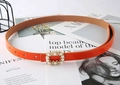 Dettaglio della cintura in pelle PU arancione con fibbia decorata con perle e strass - Arancione
