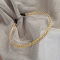 Eleganter Haarreif aus goldener Metallkette mit schwarzen Endstücken auf Stoffhintergrund - 31# Goldene Feine Kette Stirnband