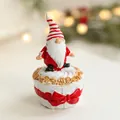 Gnomo de Navidad de resina con gorro de rayas rojas y barba blanca sobre base de lazo - Taza de Gnomo Blanco
