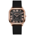 Dettaglio dell'orologio quadrato in oro rosa con quadrante nero e numeri romani classici - Nero