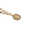 Détail macro du pendentif Vierge Marie doré avec pierres colorées et sa chaîne - 0259 Chaîne Cubaine Épaisse