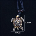 Collana con ciondolo a tartaruga Yin Yang in resina con cordino nero e perle di legno - Marrone
