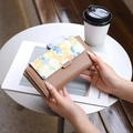 Lungo portafoglio da donna in pelle PU floreale tenuto in mano con fibbia in metallo - caffè