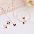 Parure de bijoux papillon émail violet et perles blanches avec collier et bracelet - Parure Collier Bracelet Bague et Boucles d'oreilles Papillon et Perles / Violet