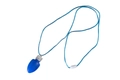 Detailopname van een blauwe LED kerstlamp-halsketting met zilveren basis en koordje - Blauwe Lamp Ketting