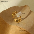 Macro-opname van goudkleurige ring met witte natuursteen en gedetailleerde maten - Gouden Ruwe Steen Ring