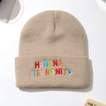 Detailaufnahme der beigen Strickmütze mit farbiger Mañana Sera Bonito Bestickung - Einheitsgröße / Beige