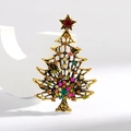 Broche sapin de Noël dorée avec strass colorés et étoile rouge sur fond blanc pur - Sapin de Noël doré avec grands strass colorés (HC0665)