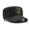 Vista lateral detallada de gorra militar negra de copa plana con parche bordado - 56-60cm / Negro