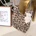 Dettaglio borsa a tracolla felpata leopardata con catena argento e ciondolo orso - Stile Leopardato Con Ciondolo a Orsetto E Catena / Stampa Leopardata (Tracolla a Catena)