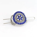 Macro-detail van vintage zilveren haarspeld met blauwe traanvormige stenen bloempatronen - Blauwe Strass Antiek Zilver