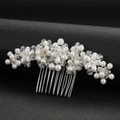 Pettine sposa con perle e cristalli su base in metallo argentato con design floreale - Argento