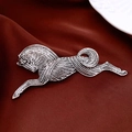 Macro di spilla a forma di cavallo argento vintage con dettagli su raso rosso cupo - 7# Pony Argento Vintage