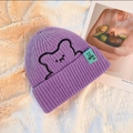 Lila Winter-Strickmütze mit Bärenstickerei und stylischem grünem Webeetikett - Einheitsgröße / Lila
