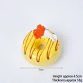 Modello di ciambella gialla in PU con crema bianca e fragola, diametro di 7 cm - Giallo-Noce