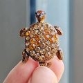 Broche de tortuga brillante con pedrería marrón y detalles de metal con textura - Amarillo