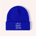 Koningsblauwe gebreide muts met witte borduring Life is golden with a doodle - Koningsblauw