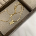 Gouden ketting met beer hanger op een houten dienblad met warm natuurlijk licht - Gouden Beer (20221206SKXL-6)