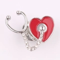 Spilla medica con design a stetoscopio argento, cuore rosso e strass scintillanti per camice - Stetoscopio in Strass Argento Cuore Rosso