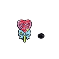 Spilla smaltata a forma di lecca-lecca cuore rosa con fiocco blu e chiusura nera - Lecca-Lecca a Cuore