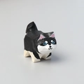 Détail d'une figurine de chat en bois sculptée à la main en noir et blanc - Ornement de Husky Sculpté en Bois