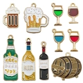 Set mit zehn Emaille-Anhängern aus Legierung mit Weinflaschen und Bierkrügen in Gold - Gemischte Weincup Serie (SN967)