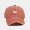Gros plan sur la casquette de baseball rouge rouille avec broderie chien blanc - Orange