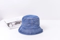 Detail eines gewaschenen Denim-Anglerhuts mit Ösen und verstärkten Nähten - Mittelblau & Weiß