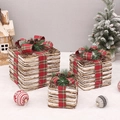 Drei natürliche Rattan-Weihnachtsgeschenkboxen mit Schottenkaro-Bändern und Zapfen - Kariertes Stoffmodell (2022-153)