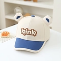 Dettaglio del cappellino per bambini con orecchie di peluche 3D e ricamo KINK frontale - 52cm / Blu