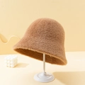 Detalle del gorro estilo bucket de piel sintética camel en soporte con decoración cálida - M (56-58cm) / Camel