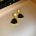 Dettaglio di orecchini vintage in metallo dorato con finitura in smalto nero - Orecchini - Oro - Nero (Perno in argento)