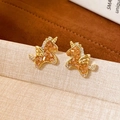 Dettaglio macro di orecchini a lobo a forma di unicorno dorato con ambra e diamanti lucidi - 3# Perno in Argento - Unicorno Pony con Zircone (Placcatura in Oro Reale)