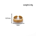 Minimalistischer vergoldeter Edelstahlring mit Mond- und Sternmuster-Gravur - Stern-Mond-Relief / Gold