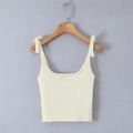 Detail eines cremefarbenen Strick-Camisoles mit Rippstruktur und Schulter-Schleifen - S / Camisoles / Beige