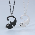 Colliers minimalistes pour couples avec pendentifs chats noirs et argentés enlacés - Paire Argent & Noir (KN90118-Z)