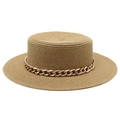 Vue détaillée du chapeau de paille canotier avec texture naturelle et chaîne dorée - Kaki
