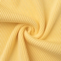 Gros plan du tissu en maille côtelée jaune vif montrant l'élasticité et le drapé doux - S / Viscose