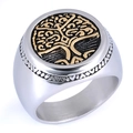 Macro-opname van tweekleurige stalen ring met goudkleurig levensboom-reliëfdetail - Goud 12402 / Maat 11