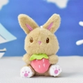 Detaillierte Nahaufnahme eines süßen Plüschhasen mit einer rosa Erdbeere und weichen Tatzen - Einfache Schließe / Hellbraun / 13cm