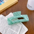 Molla per capelli con trama marmorizzata verde e bianca su sfondo minimalista - 10.5cm / Verde Menta