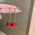 Boucles d'oreilles cerises rouges en acrylique avec chaîne dorée tenues à la main - 56# Tige de boucle d'oreille en argent - Gland cerise rouge