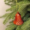Nahaufnahme der roten Weihnachtsglocke mit Gitterstruktur an einem grünen Tannenzweig - Barren-Stil / 10cm Durchmesser 3er Pack / Rot