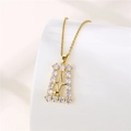 Vue détaillée d'un pendentif carré doré avec motifs d'étoiles et incrustation de zircon blanc - Doré