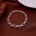 Detalle macro de pulsera de eslabones rectangulares plateados con circonitas brillantes - Estilo Rectangular de Plata con Diamantes Completos